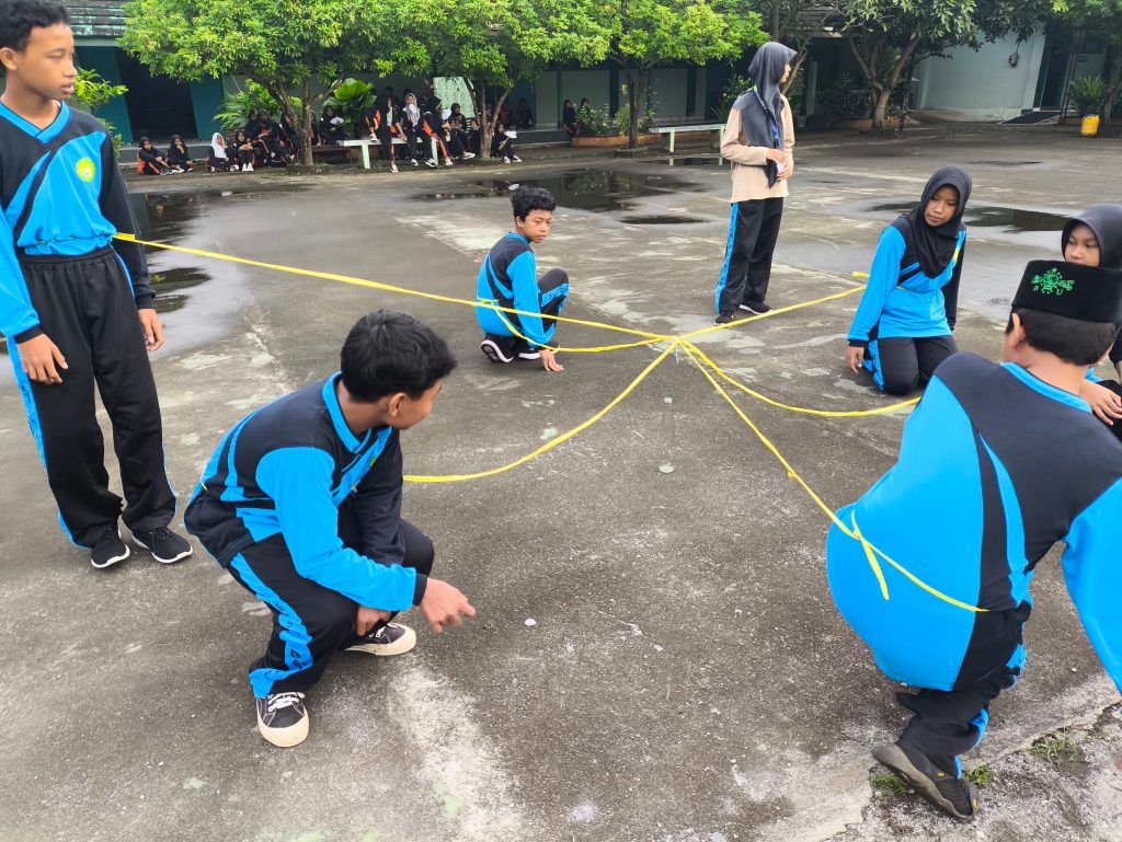 Lomba Masukin Paku ke Botol